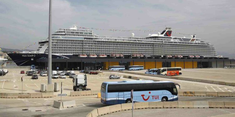 Cruceristas y oposición critican el acuerdo del Govern que limita los cruceros