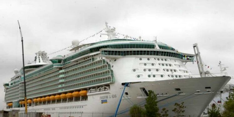 Crucero con 10 casos de COVID-19 llega a Nueva Orleans