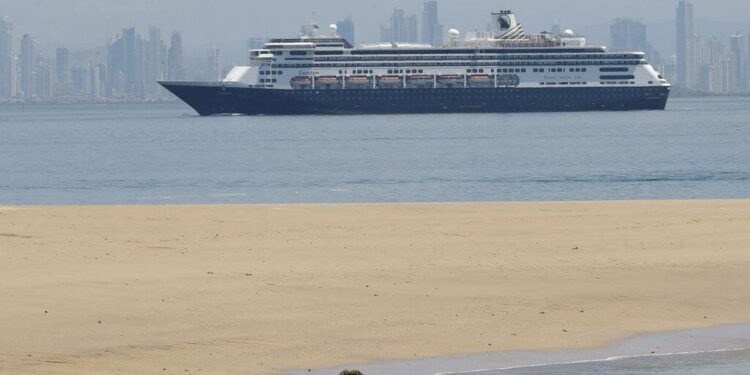 Crucero con 48 pasajeros con Covid llegó a Miami