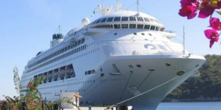 Crucero con brote de covid es recibido en un puerto de México