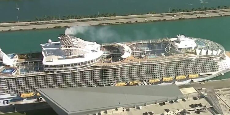 Crucero en altamar con 55 personas vacunadas contagiadas de COVID-19 – Telemundo Miami (51)