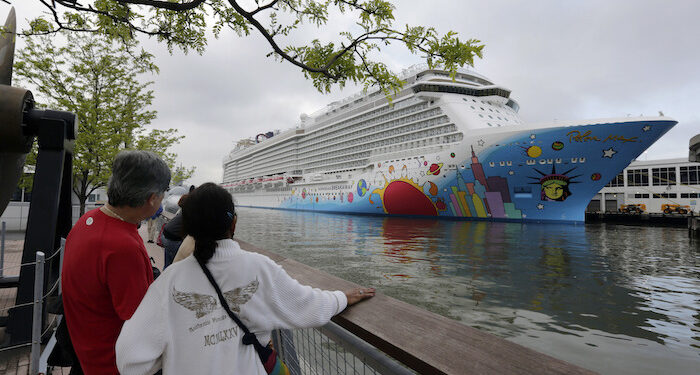 Unas personas observan un crucero de la línea Norwegian Cruise, en el río Hudson, en Nueva York, el 8 de mayo de 2012.