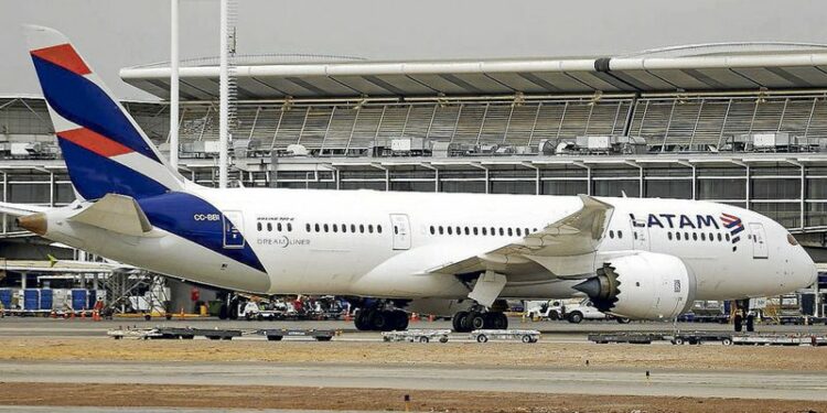 Cuatro días sin vuelos y miles de viajes cancelados