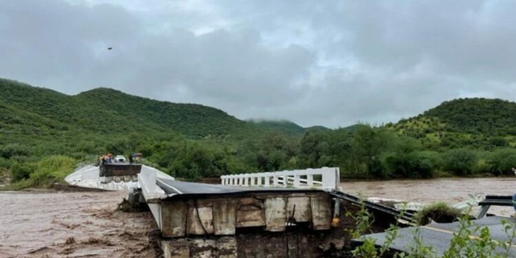Daño en el puente de El Quelite sigue afectando a sus habitantes