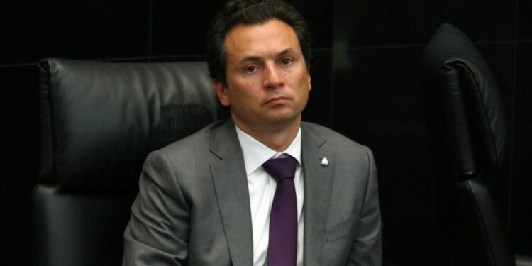 Denuncia la UIF a Emilio Lozoya por más de 200 viajes internacionales en 10 años
