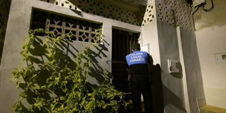 Desalojan a los vecinos del Camino de La Ermita, en el Barrio de La Salud, por riesgo de desprendimiento