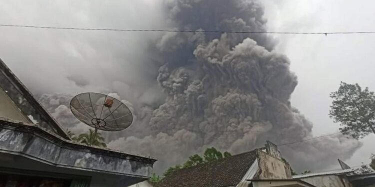 'Despierta' volcán indonesio y deja decenas de heridos