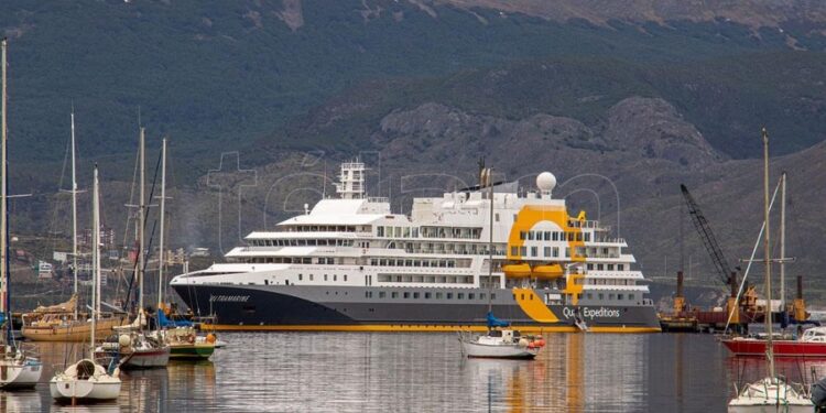 De los 11 casos positivos nueve corresponden a los 173 tripulantes del crucero Ultramarine
