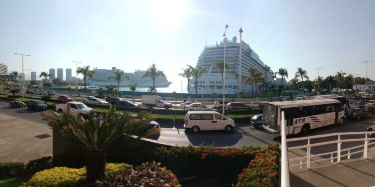 Doble arribo trae más de 7 mil 400 cruceristas