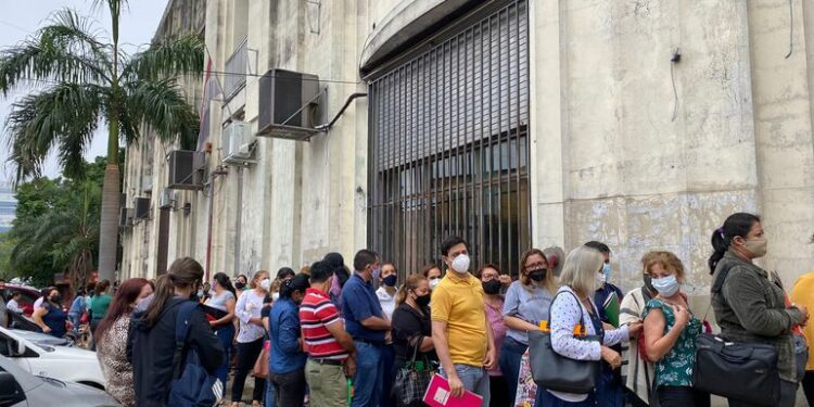 Docentes madrugan para retirar documentos del MEC y exigen sistema virtual - Nacionales