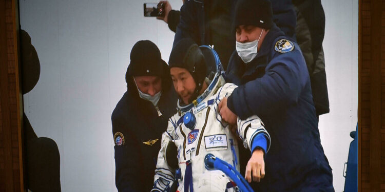 Dos turistas japoneses regresan a la Tierra tras pasar 12 días en la ISS