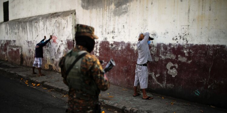 EE. UU. emite alerta de viaje para El Salvador por COVID-19 y criminalidad