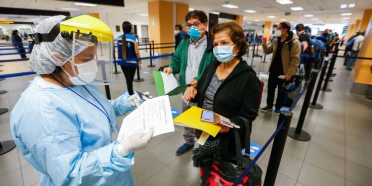 EE.UU. aumentó la calificación de riesgo COVID-19 para viajes al Perú pide “reconsiderarlos”