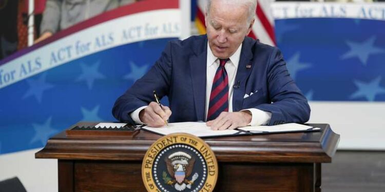 El presidente de EEUU Joe Biden en la Casa Blanca en Washington el 23 de diciembre del 2021.  (AP foto/Patrick Semansky)
