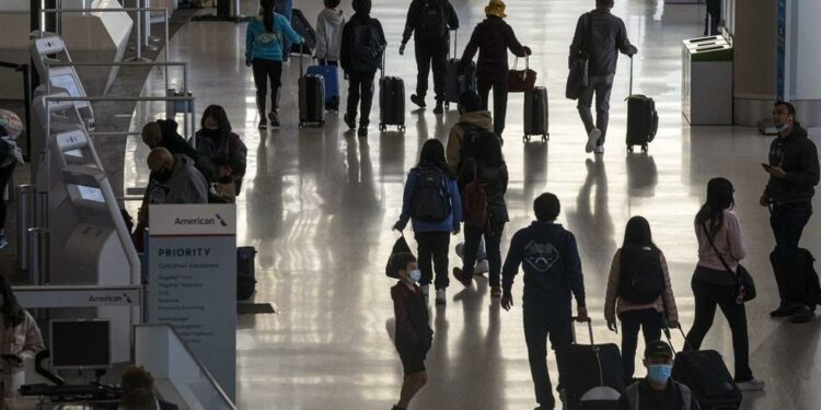 EEUU podría endurecer las normas de viaje para combatir ómicron | MUNDO