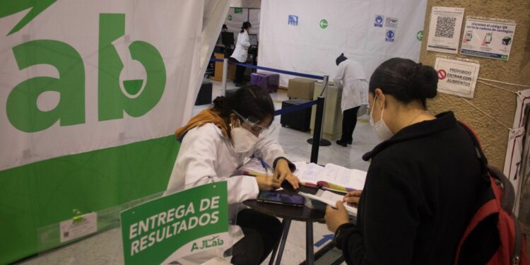 EU exigirá a viajeros prueba COVID 24 horas antes del vuelo