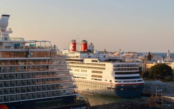 Ecologistas alertan de la contaminación que producen en la Bahía cruceros, actividad naval y tráfico urbano