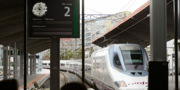 20-12-2021 Inauguración de la línea de AVE Madrid-Galicia, en la Estación de A Gudiña-Porta, a 20 de diciembre de 2021, en A Gudiña, Ourense, Galicia, (España). Tras más de 16 años de planificación y numerosas fechas y aplazamientos para su culminación, el AVE inaugura su línea para conectar Madrid con Galicia. Con una inversión de 9.000 millones de euros, será el próximo 21 de diciembre cuando se inicien los viajes comerciales. Esto convierte a Ourense en la primera ciudad gallega en estar conectada por Alta Velocidad con Madrid, en tan solo 2 horas y 15 minutos. POLITICA Rosa Veiga - Europa Press