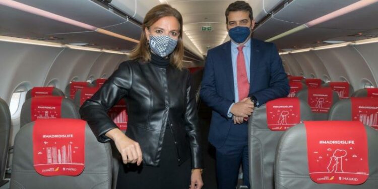 El Ayuntamiento e Iberia Express bautizan un avión con el nombre de ‘Madrid’