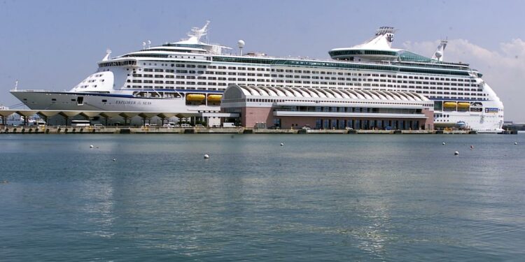 El Explorer of the Seas atracará mañana en San Juan con casos positivos de COVID-19 a bordo