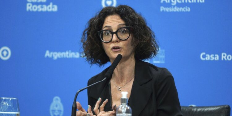 El Gobierno consideró que las cuotas para viajar al exterior son un subsidio a un sector de la población que no lo necesita
