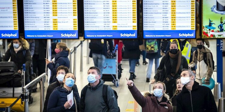 El avance de Ómicron amarga los viajes navideños en Estados Unidos