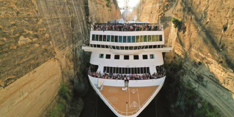 En octubre de 2019, un crucero de Fred Olsen se convertía en el barco más grande en atravesar el Canal de Corinto, un estrecho de tan solo 24 metros de anchura que comunica el golfo de Corinto con el mar Egeo en Grecia.