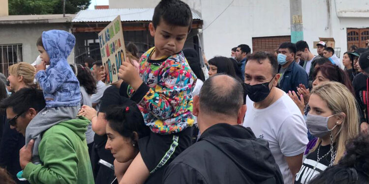 El intendente en la quinta marcha en contra de la ley de zonificación minera