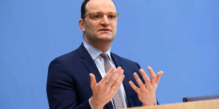 El ministro de Sanidad alemán defiende limitar los viajes hasta saber más sobre ómicron