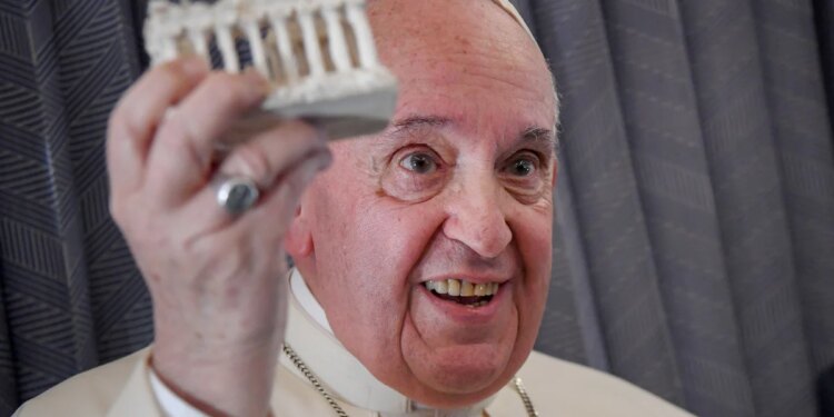 El papa: "No me podía ir sin ver, al menos de lejos, el Partenón"