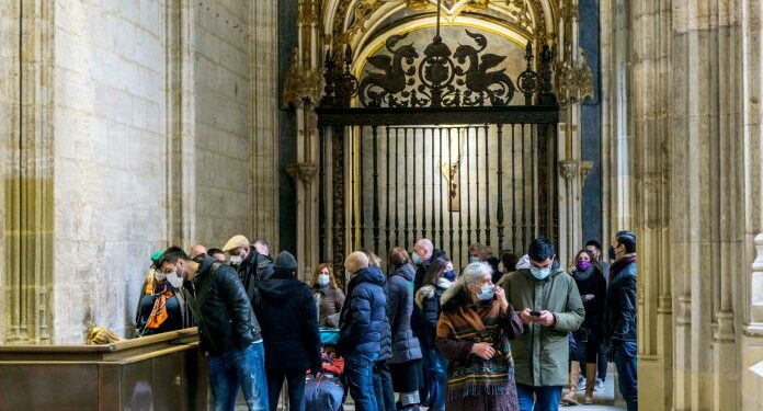 Turistas Catedral Claustro KAM8389