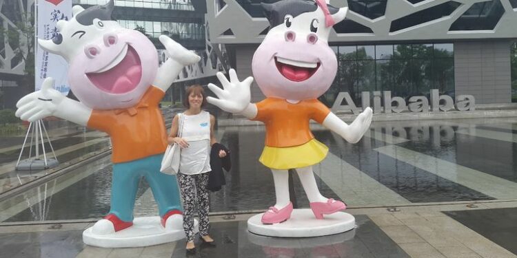 Paula Arregui, COO de Mercado Pago, frente a las oficinas de Alibaba en Hangzhou, China