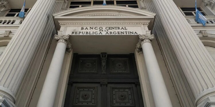 En el primer día de una nueva restricción cambiaria para los bancos, el BCRA compró USD 10 millones en el mercado