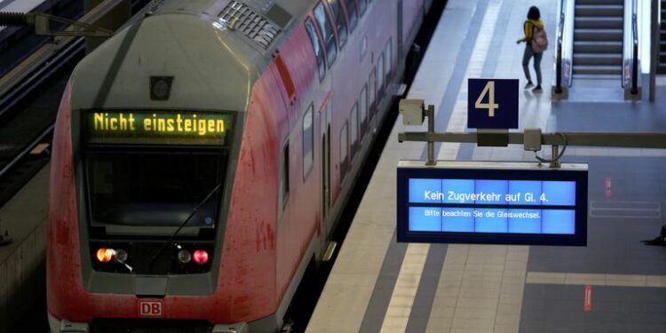 Una persona en un andén vacío de la principal estación de tren de Berlín, Alemania, el miércoles 11 de agosto de 2021. (AP Foto/Michael Sohn)