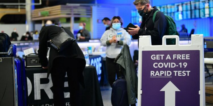 En un minuto: Entran en vigor las nuevas medidas de viajes a EEUU para la enfrentar variante ómicron | Noticias Univision Estados Unidos