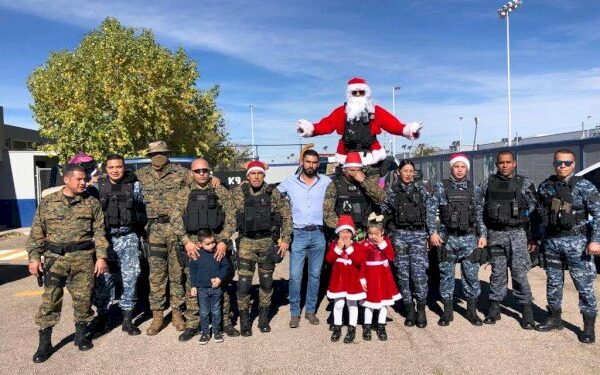 Entregan policías de k-9 regalos a niños de cruceros