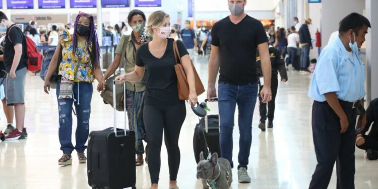 Estados Unidos pide a sus ciudadanos reconsiderar viajes a México por COVID