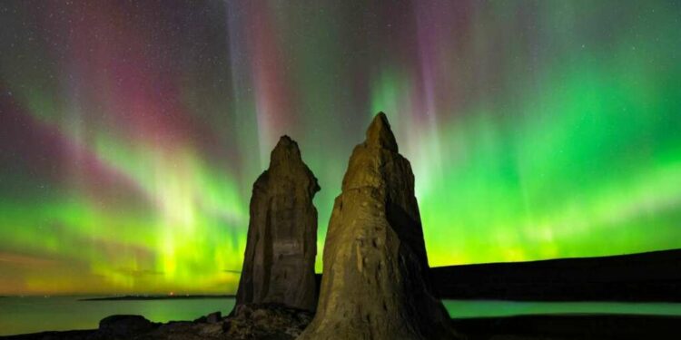 Estamos en diciembre, llega el frío, y cerca del Círculo Polar Ártico los cielos nocturnos presentan, de vez en cuando, el mágico espectáculo de las auroras boreales.