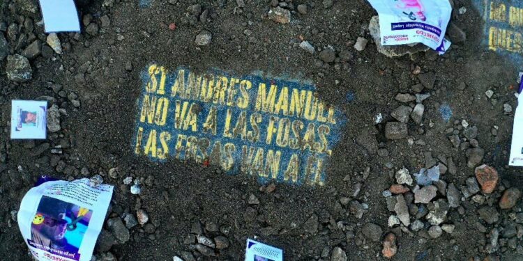 Familiares de desaparecidos instalan 'fosas' afuera de Palacio Nacional