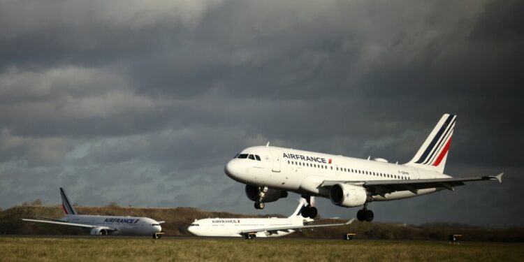 Francia prohibirá viajes no esenciales con el Reino Unido por variante ómicron