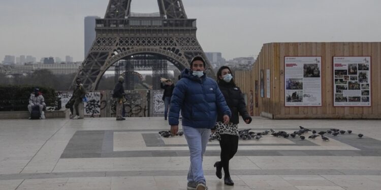 Francia regula los viajes desde Gran Bretaña por Ómicron