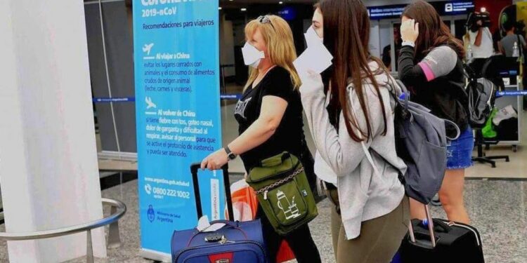 Fuertes retrasos en la entrega de pasaportes para argentinos que planean viajar al exterior: en el Gobierno apuntan a la escasez de chips