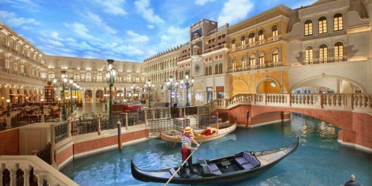 detalle del centro comercial de lujo gran canal shoppes