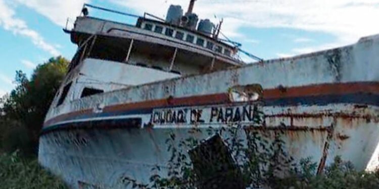 Historia del crucero “Ciudad de Paraná” que descansa en un camping cerca del río - Sociedad
