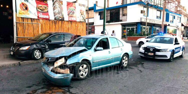 Hoy Tamaulipas - Accidente en Tamaulipas Choque de crucero deja cuantiosos daos materiales en Ciudad Victoria