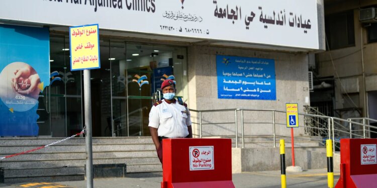 Identificado en Arabia Saudí el primer caso de la variante ómicron en el golfo