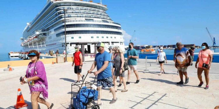 Impiden desembarcar a crucero proveniente de EU en Puerto Vallarta por covid-19