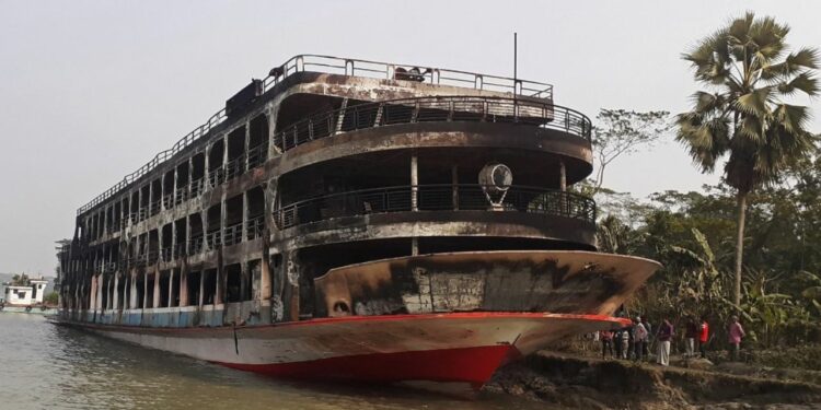 Incendio en un crucero deja al menos 37 muertos en Bangladés