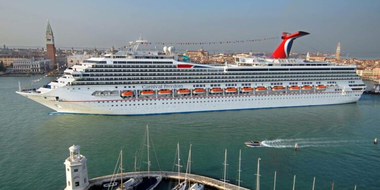 Informan de epidemia de COVID-19 en el barco Carnival Freedom