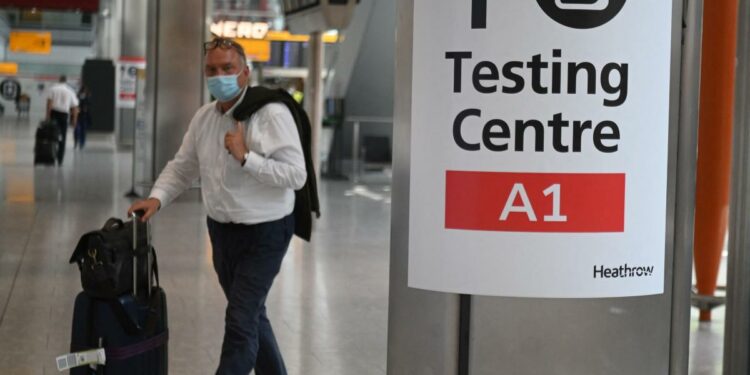 Inglaterra reintroduce los test previos al viaje para los vacunados con la pauta completa